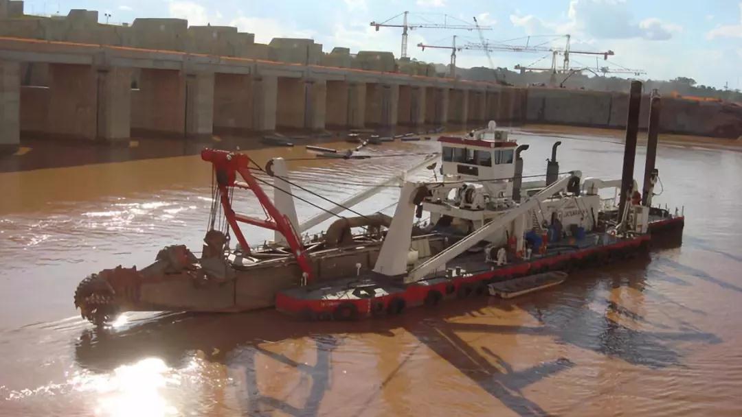 Фото земснаряда на воде