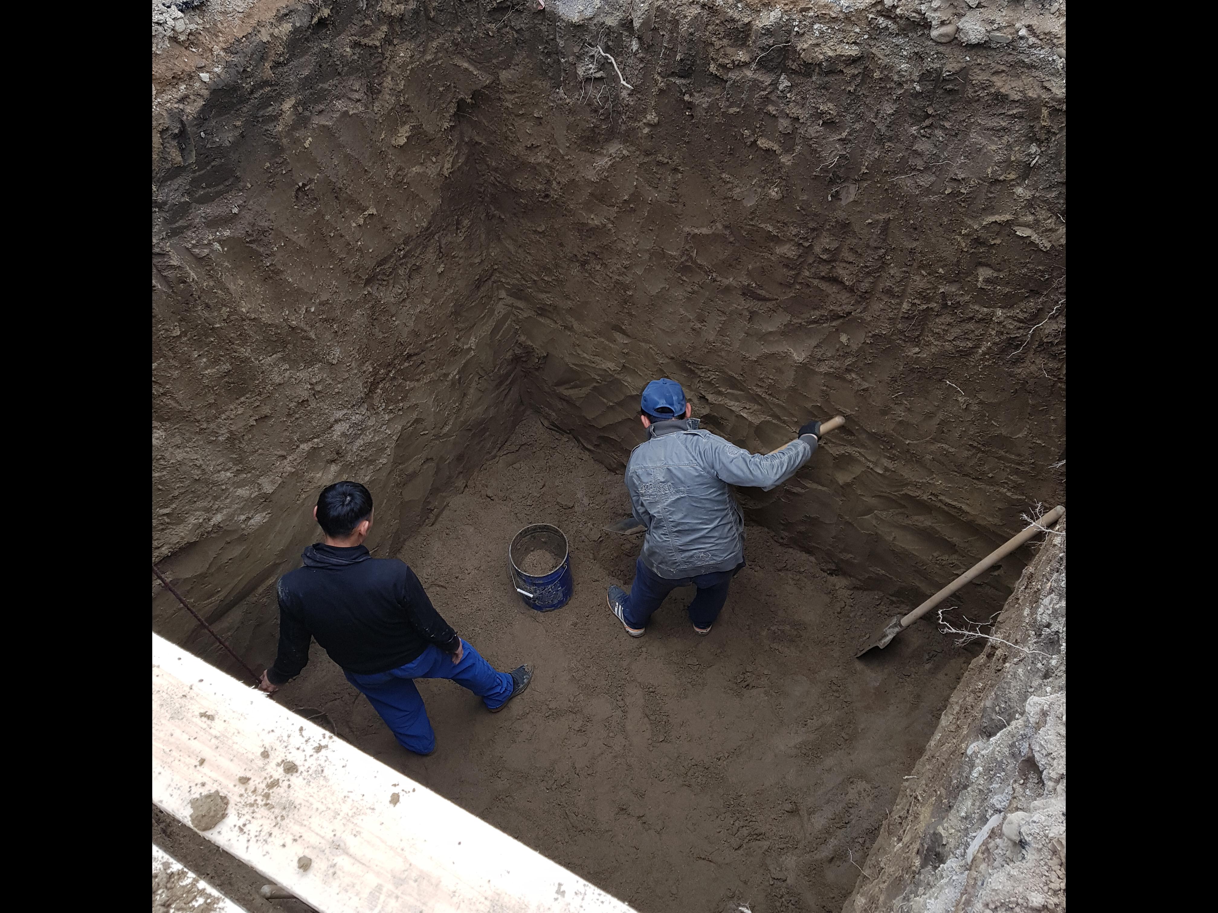  выкопать глубокую узкую яму:  выкопать яму под столб, какой .